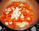 Foto del paso 3 de la receta: Repollitos Bruselas con salteado de pimentones