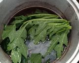 Foto langkah ke 2 dari resep Oseng daun dan bunga pepaya gantung.