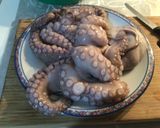 Foto del passaggio 1 della ricetta Polpo con salsa di arance al peperoncino, pompelmo rosa e datteri