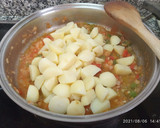 Foto del paso 3 de la receta: Guiso marinero de cazón o tintorera con papas y fideos