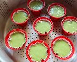 Foto langkah ke 5 dari resep Bolu kukus pandan tanpa mixer.