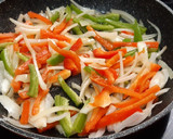 Foto del paso 4 de la receta: Huevo frito con arroz con tomate y verduras