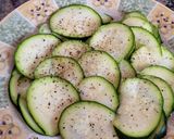 Foto del paso 2 de la receta: Lentejas con carpaccio de calabacín gambitas y aguacate