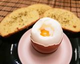 Lágy tojás sült vajas-oregános kiflivel recept fázis 3 fotója