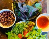 Hình bước làm 13 của món Vào bếp cùng con: thịt lợn gác bếp cuốn rau mọc ven đường Sải Duần, tươi xanh mơn mởn!