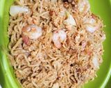 Foto langkah ke 4 dari resep Mie tek-tek goreng udang.