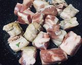 รูปขั้นตอนการทำที่ 1 ของ หมูสามชั้นอบน้ำแดงสูตรเบียร์บ้านหมี 熊家啤酒红烧肉 และเกร็ดน่ารู้