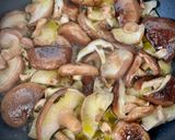 Foto del paso 6 de la receta: Lomos de merluza gratinados al vermut con setas shiitake al ajillo