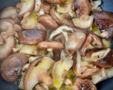 Foto del paso 6 de la receta: Lomos de merluza gratinados al vermut con setas shiitake al ajillo