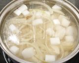 A picture of step 5 of Miso soup with tofu, daikon, onion.