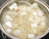 A picture of step 5 of Miso soup with tofu, daikon, onion.