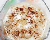 A picture of step 4 of Dahi bondi chollay chat.