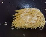 Foto langkah ke 4 dari resep One Pan Spaghetti Aglio Olio.
