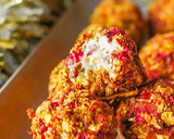 Foto del paso 3 de la receta: Bolitas de queso con jamón, frambuesa y pistachos