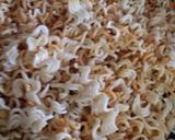 A picture of step 2 of Maggi Bhel.