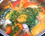 Hình bước làm 3 của món Canh Đầu Cá Mackerel Nấu Cà Chua & Ớt Chuông