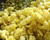 A picture of step 4 of Cauliflower peas masala.