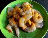 A picture of step 2 of Bhapa Chingri (Pyaaj-Roshun Diye).