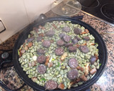 Foto del paso 3 de la receta: Habas salteadas con panceta, salchichas y butifarra negra