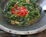Foto langkah ke 3 dari resep Tumis bayam saori.