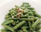 A picture of step 3 of French Beans sautéed in butter and garlic.