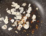 A picture of step 3 of Spaghetti aglio olio e peperoncino with dried tomatoes.