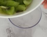 A picture of step 3 of Kiwi ice popsicles.