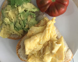 Foto del paso 1 de la receta: Bocadillo de tortilla y aguacate