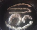 Foto del paso 4 de la receta: Masa de churrinches original chilena con forma de medialuna