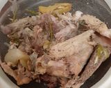 A picture of step 3 of Chicken clear soup.