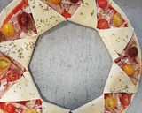 Foto del paso 5 de la receta: Rosca de hojaldre con jamón, bacon y queso