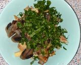Фото кроку 2 до Салат с жареными грибами и курицей.