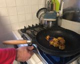 Foto del passaggio 4 della ricetta Polpette di panettone grigliate su gelato di vaniglia