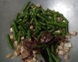 Foto langkah ke 2 dari resep Tumis Tempe, Kacang Panjang dan Bunga Pepaya.