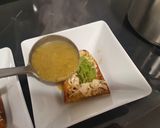 Foto del paso 6 de la receta Crema de calabacín y cebolleta con pesto y tosta gratinada