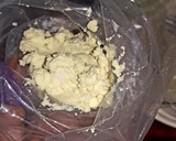 A picture of step 2 of Hatch Deviled Egg Chicks.
