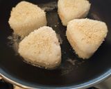 Une image de l'étape 8 de Yaki Onigiri au saumon.