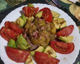 Foto del paso 5 de la receta: Hamburguesa con cubierta de manzana a la cerveza, acompañado de ensalada de aguacate y tomate