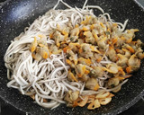 Foto del paso 6 de la receta: Spaghettis negros con gulas y berberechos