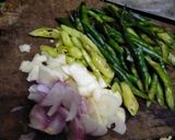 Foto langkah ke 2 dari resep 3) Tumis kikil sapi kecap cabe ijo.