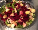 Une image de l'étape 7 de Salade de fruits au jus de prunes (pommes, banane, pitaya rouge et kiwis).