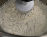 Foto del paso 14 de la receta: Tronco de Navidad relleno de crema de turrón