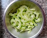 รูปขั้นตอนการทำที่ 2 ของ มะระผัดไข่