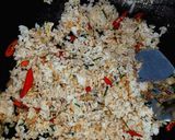 Foto langkah ke 5 dari resep Nasi Goreng Iris Daun Jeruk Simple.