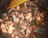 Foto langkah ke 6 dari resep Oseng cumi cabe hijau.
