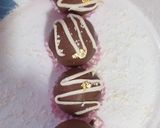 A picture of step 5 of Honey caramel crunch cake pops.