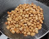 Foto langkah ke 2 dari resep Kacang Bawang Tanpa Santan.