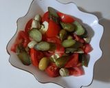 Une image de l'étape 5 de Salade de laitue, tomate et cornichons 🥗.