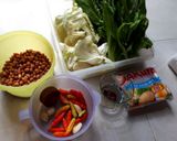 Foto langkah ke 1 dari resep 89. Sayuran Rebus Sawi Pahit dan Kol Saus Kacang Pedas.