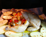 Foto del paso 2 de la receta: Pollo con patatas, fruta y verduras al horno para Navidad 🎄